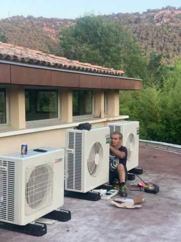 Pose de groupe sur le toit d'un crématorium à Aubagne par électricien à Fos-sur-Mer 